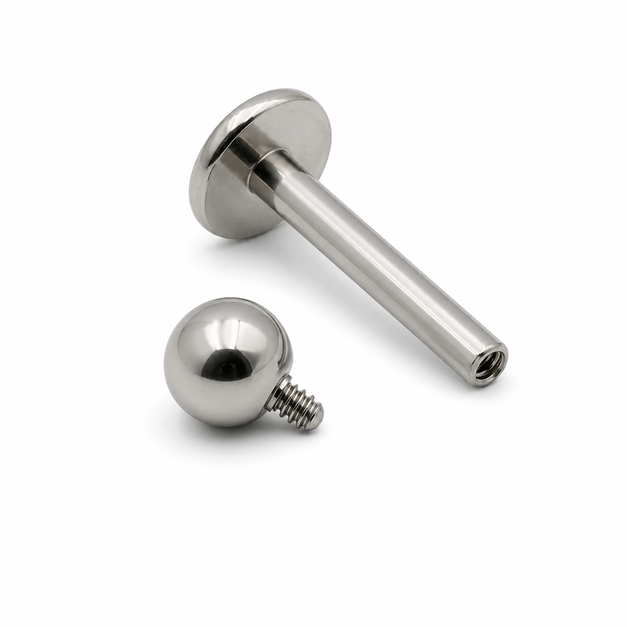 Piercing Labret Tradicional em Titânio 10mm com Rosca
