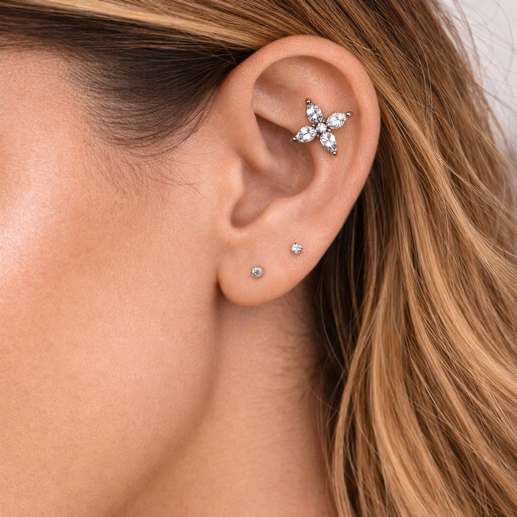 Topo de Piercing Flor 4 Pétalas com Zircônias em Titânio - Imagem 2
